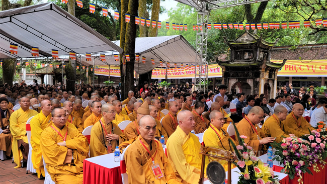 Đông đảo phật tử về chùa Côn Sơn dự Đại lễ tưởng niệm 715 năm ngày Phật Hoàng Trần Nhân Tông nhập niết bàn - Ảnh 9.