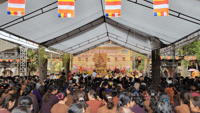 Đông đảo phật tử về chùa Côn Sơn dự Đại lễ tưởng niệm 715 năm ngày Phật Hoàng Trần Nhân Tông nhập niết bàn - Ảnh 2.
