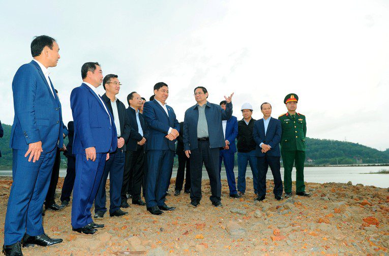 Thủ tướng Chính phủ Phạm Minh Chính cùng đoàn công tác kiểm tra dự án xây dựng cầu Đồng Việt, kết nối hai tỉnh Hải Dương - Bắc Giang.