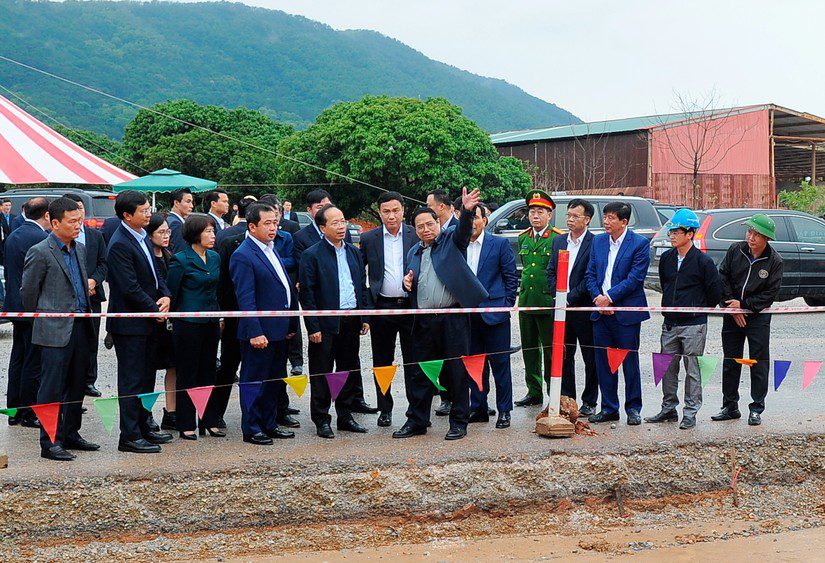 Thủ tướng Chính phủ Phạm Minh Chính cùng đoàn công tác kiểm tra dự án nâng cấp Quốc lộ 37.
