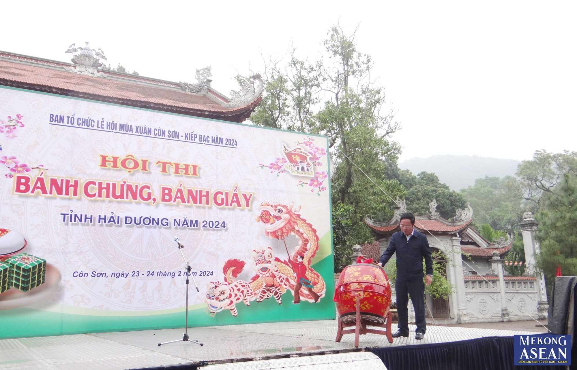 Giám đốc Sở Văn hóa, Thể thao và Du lịch tỉnh Hải Dương Nguyễn Thành Trung đánh trống khai hội.
