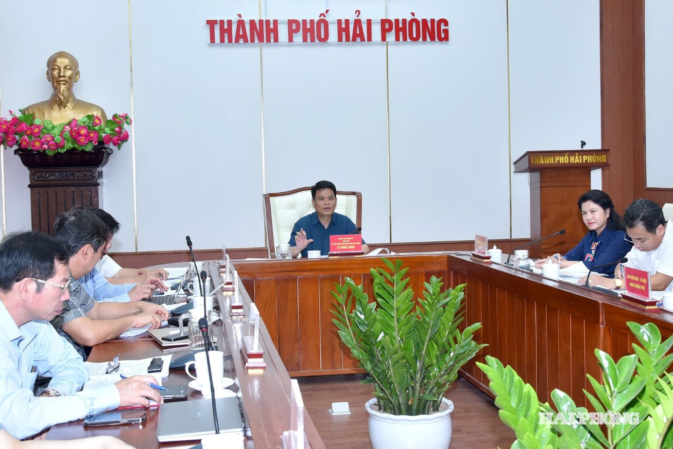 Đồng chí Lê Ngọc Châu, Chủ tịch UBND thành phố phát biểu kết luận cuộc họp