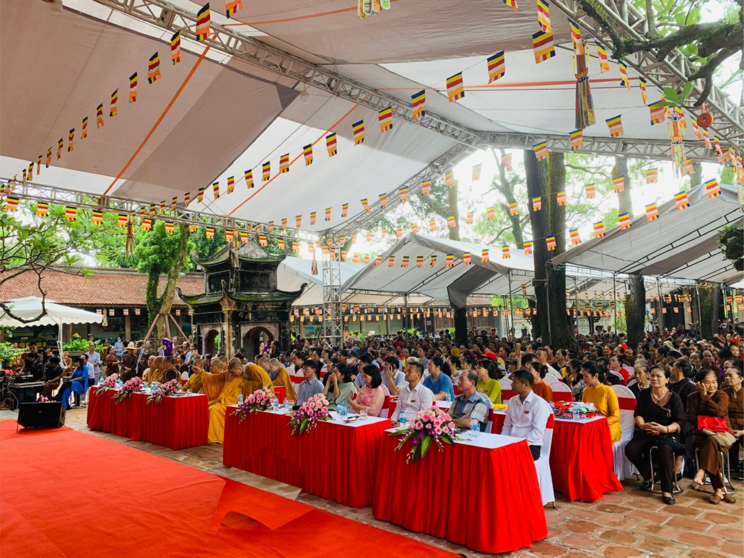 Đại biểu và nhân dân tham dự Đại lễ Vu lan chùa Côn Sơn năm 2025