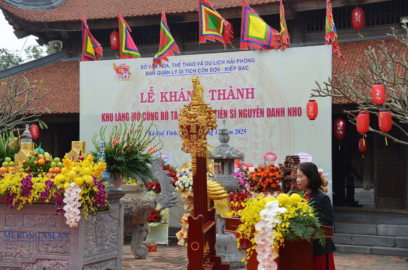 Bà Nguyễn Thị Thùy Liên, Trưởng Ban Quản lý di tích Côn Sơn - Kiếp Bạc phát biểu tại buổi lễ. Ảnh: Phùng Nguyện/Mekong ASEAN.