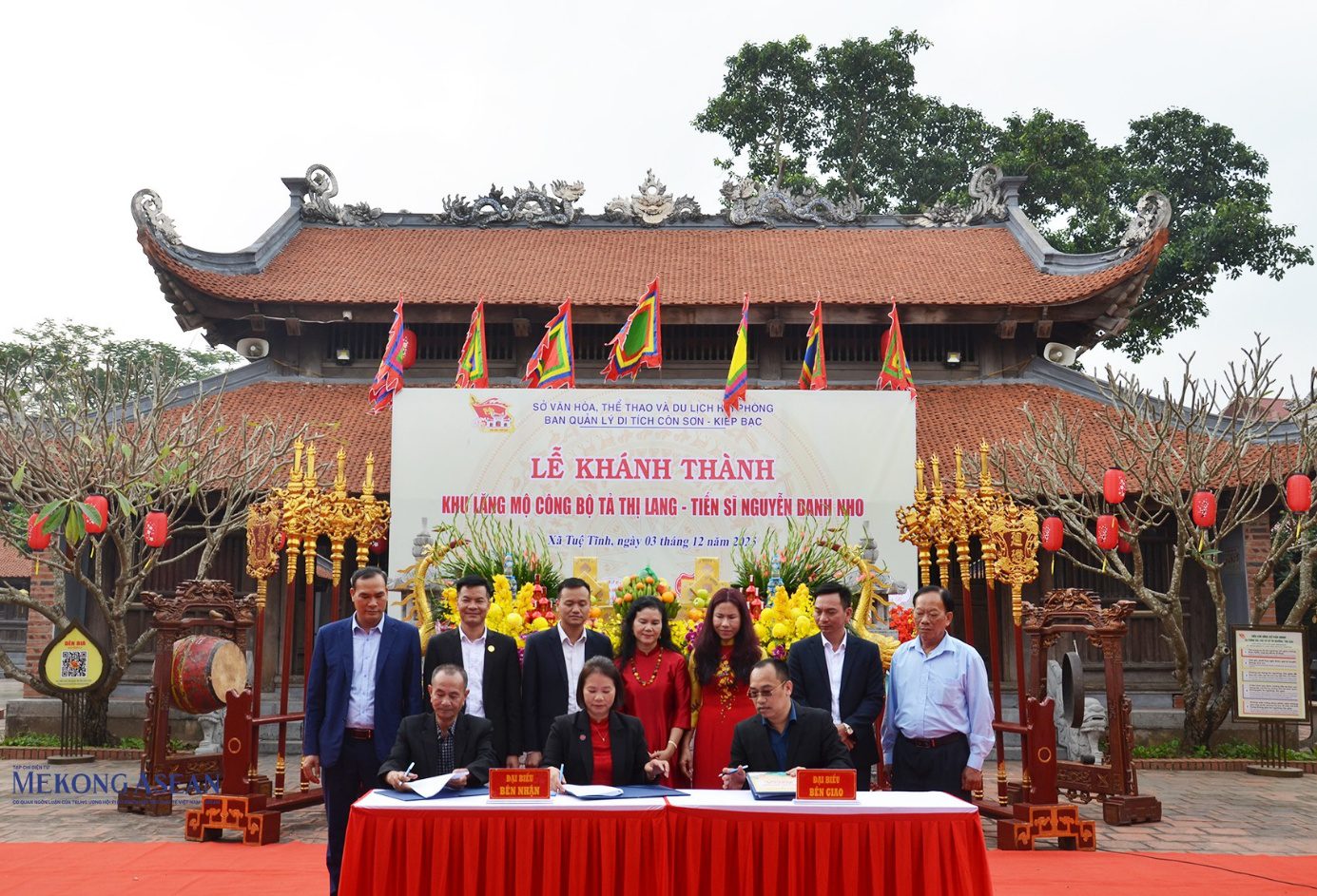 Các cơ quan, đơn vị ký kết bàn giao công trình từ đơn vị công đức. Ảnh: Phùng Nguyện/Mekong ASEAN.