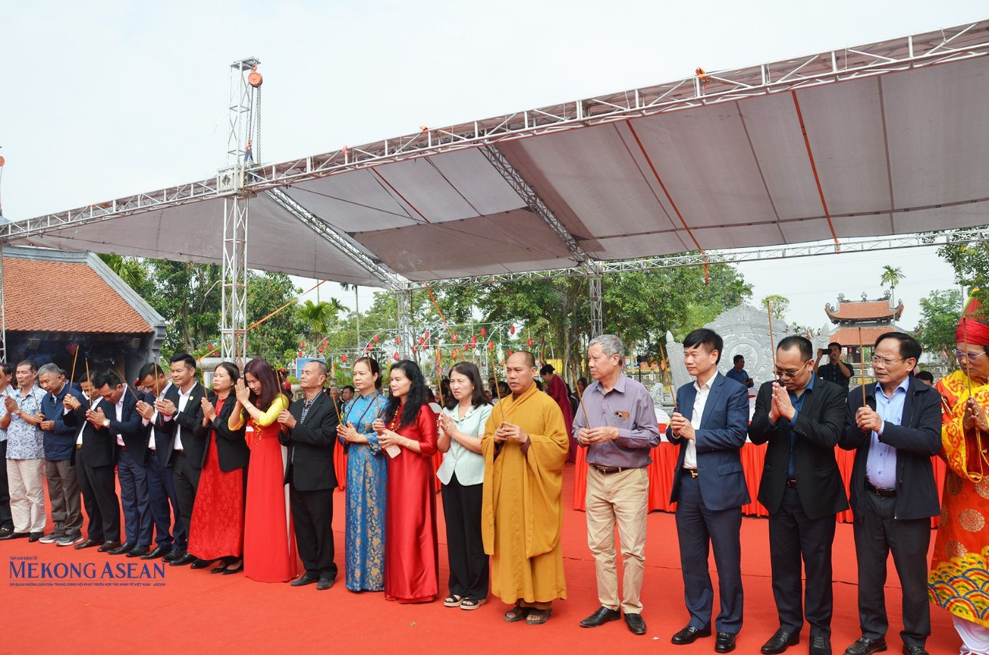 Các đại biểu dâng hương. Ảnh: Phùng Nguyện/Mekong ASEAN.