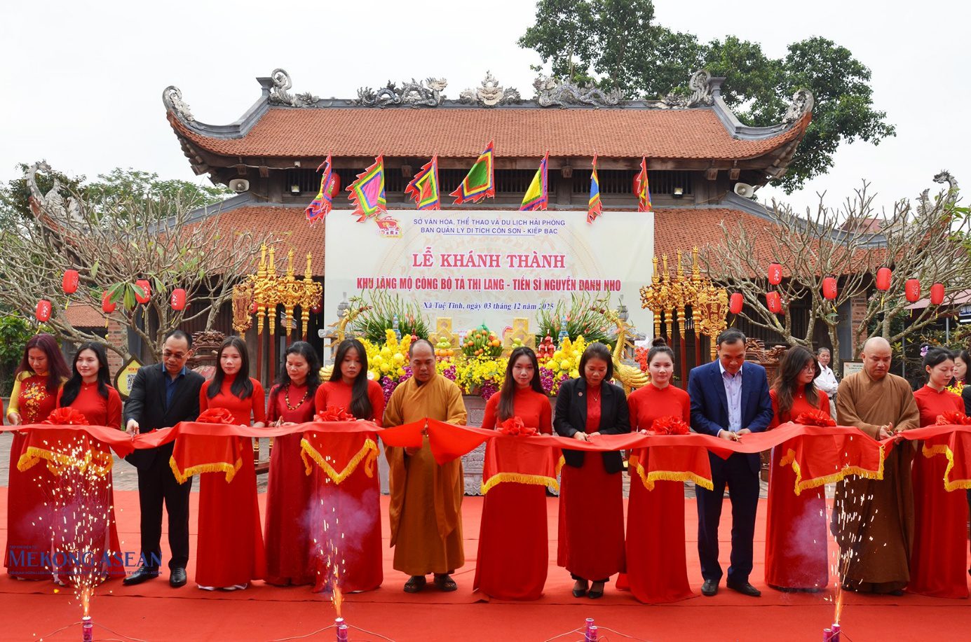 Các đại biểu thực hiện nghi thức cắt băng khánh thành khu lăng mộ Công bộ Tả Thị lang, Tiến sĩ Nguyễn Danh Nho. Ảnh: Phùng Nguyện/Mekong ASEAN.