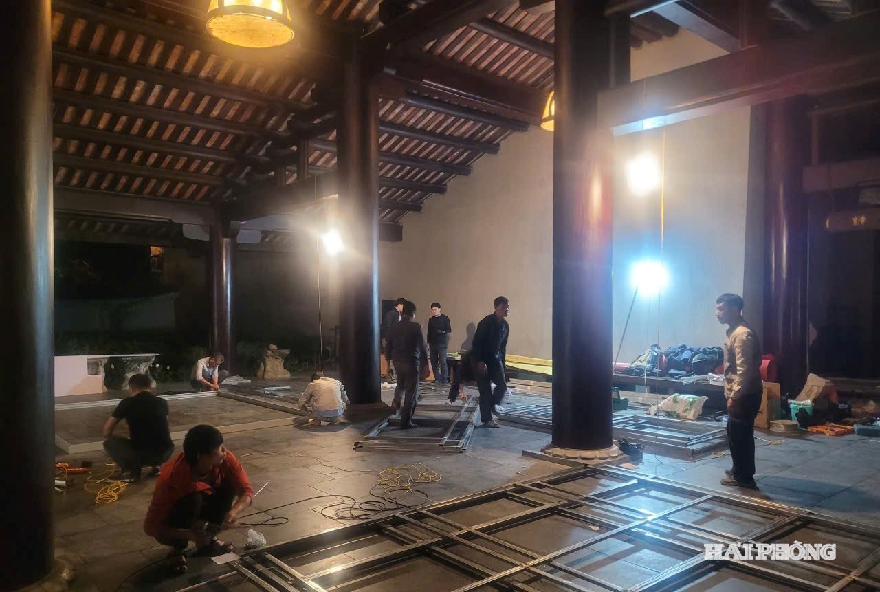 Cán bộ, nhân viên Bảo tàng Hải Phòng khẩn trương chuẩn bị trưng bày chuyên đề