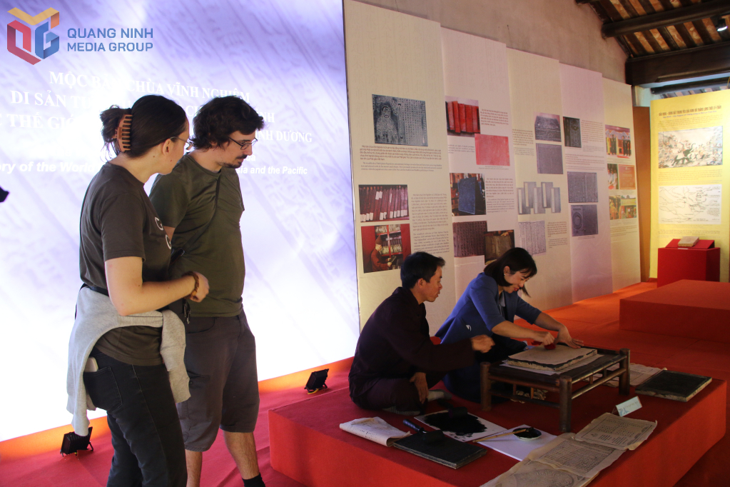 Du khách tìm hiểu về Mộc bản chùa Vĩnh Nghiêm tại Triển lãm