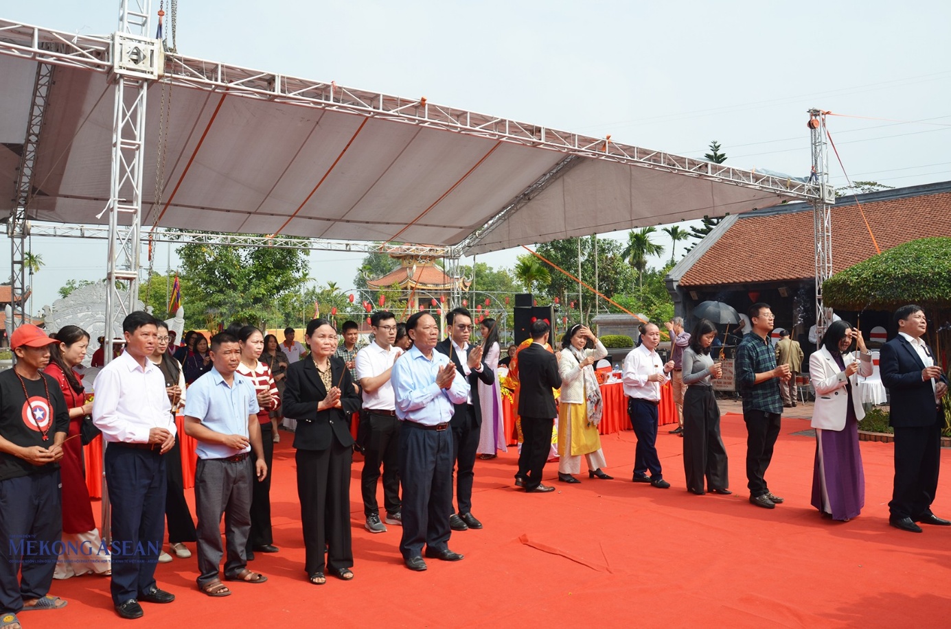 Người dân và du khách dâng hương. Ảnh: Phùng Nguyện/Mekong ASEAN.