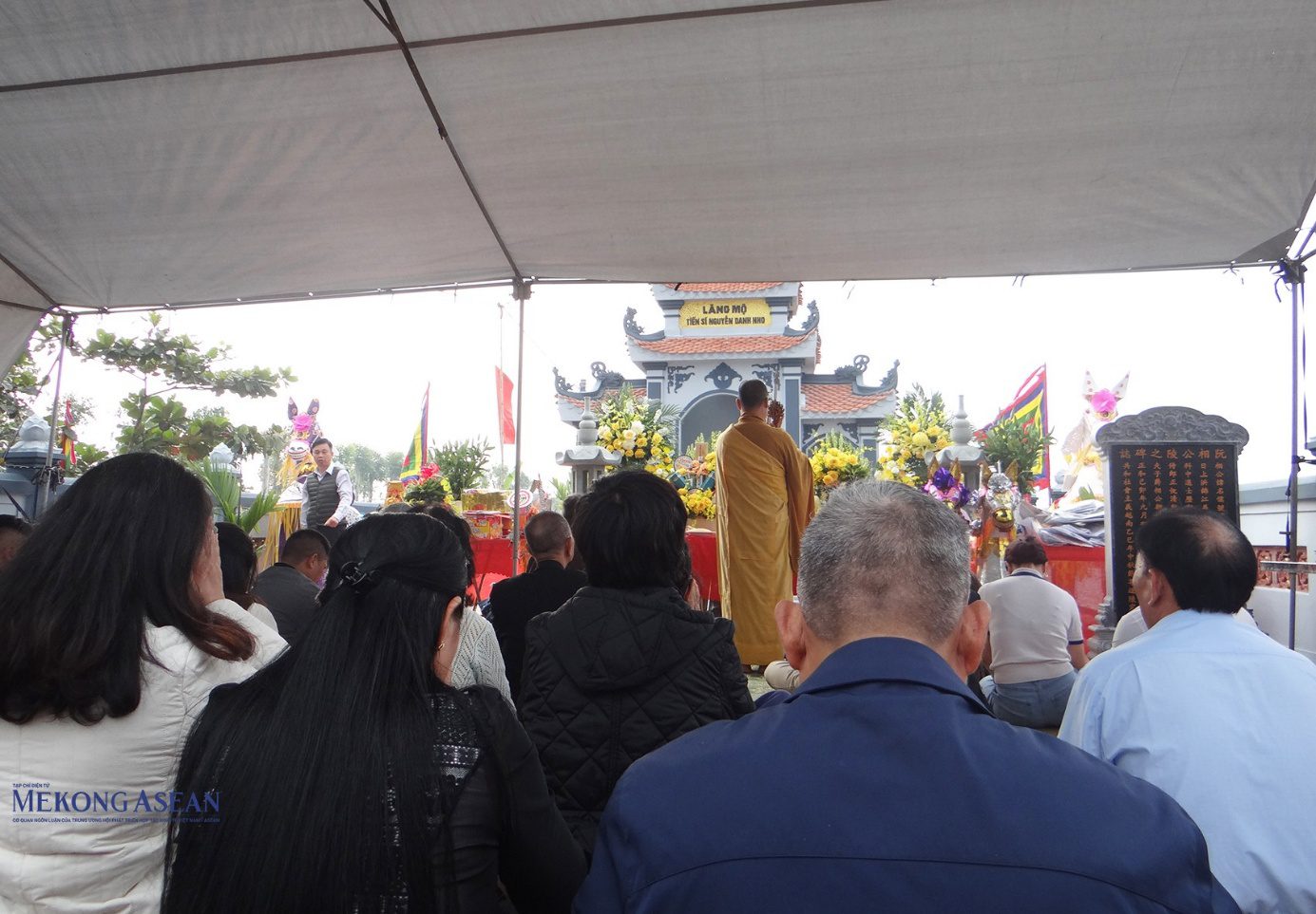 Nhà sư và đại biểu thực hiện các nghi lễ tại khu lăng mộ Công Bộ Tả thị lang - Tiến sĩ Nguyễn Danh Nho. Ảnh: Phùng Nguyện/Mekong ASEAN.