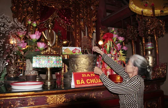 https://consonkiepbac.org.vn/Content/Images/UserFiles/image/2016/thang%2012/den%20tho%20nu%20tien%20si%20nguyen%20thi%20due.JPG