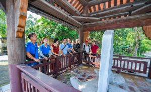 Du khách chiêm ngưỡng bảo vật quốc gia tại chùa Thanh Mai - 1 trong 5 di tích thuộc di sản trên đất Hải Phòng. Ảnh: Thành Chung